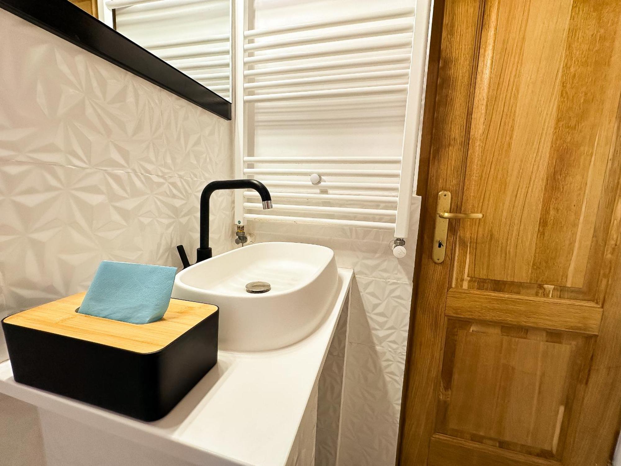 The Royal - Studio With Balcony & Panoramic View ไกรโอวา ภายนอก รูปภาพ