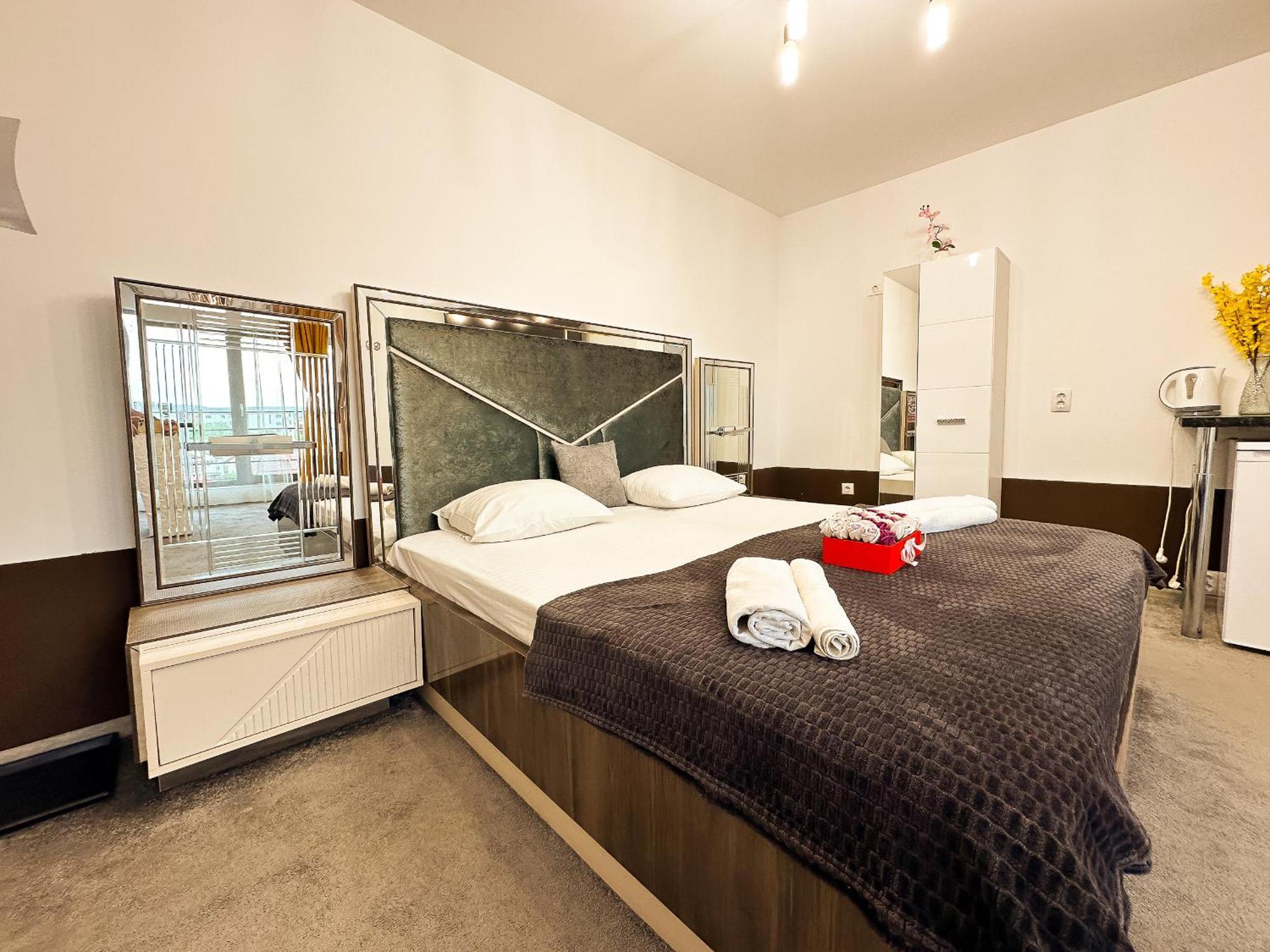 The Royal - Studio With Balcony & Panoramic View ไกรโอวา ภายนอก รูปภาพ