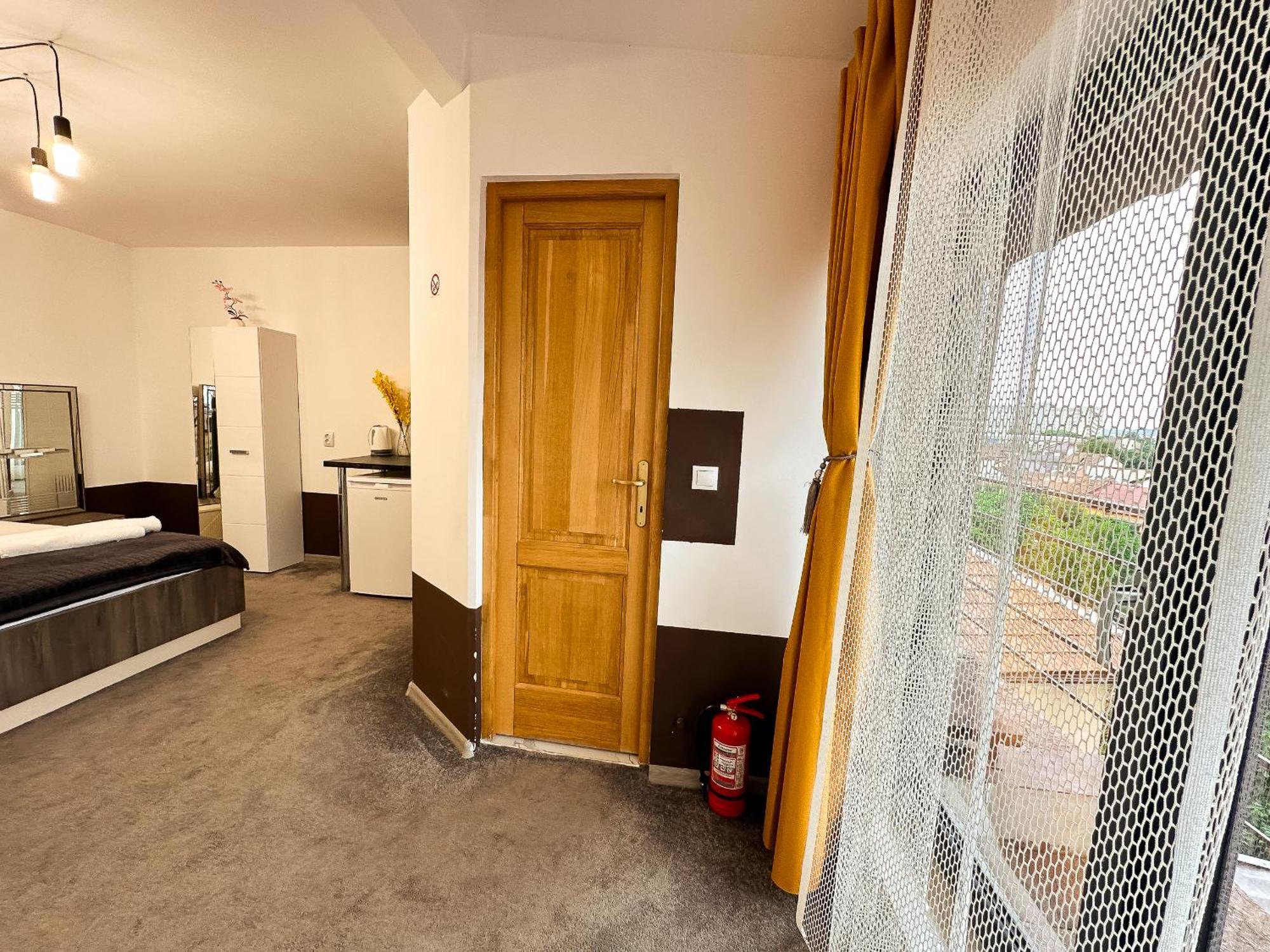 The Royal - Studio With Balcony & Panoramic View ไกรโอวา ภายนอก รูปภาพ