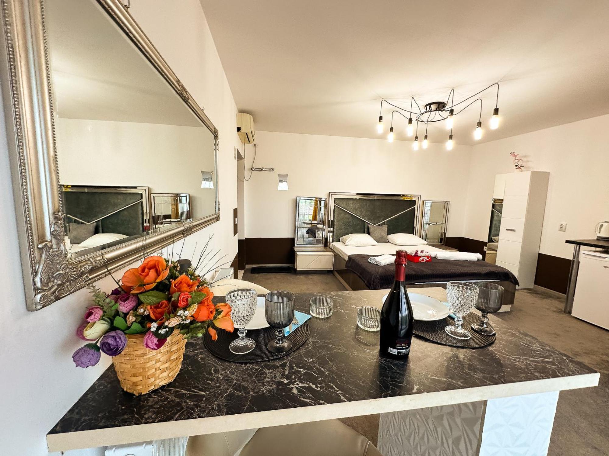 The Royal - Studio With Balcony & Panoramic View ไกรโอวา ภายนอก รูปภาพ